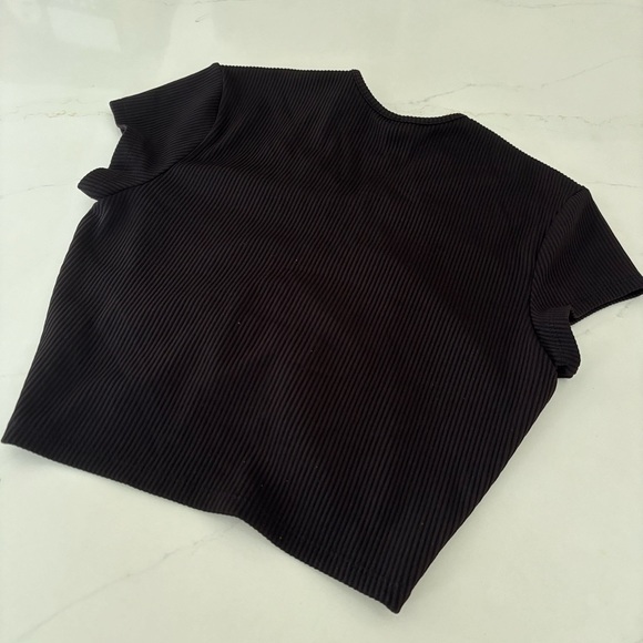 NEW DIVIDED CROPPED TOP MEDIUM - Picture 4 of 4